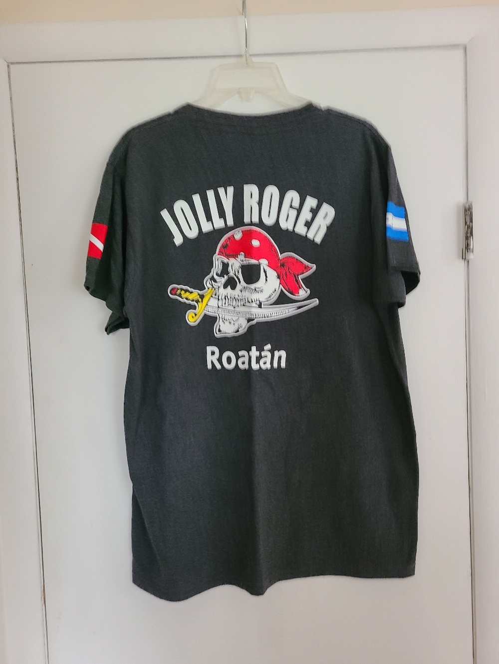 XL Jolly Roger Roatán Graphic Skull Tee - Black with Red Accent